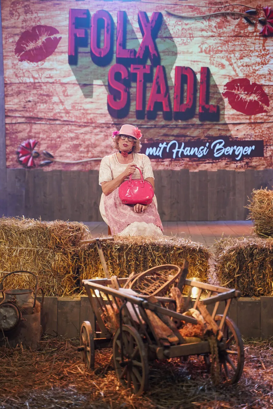 Frau Wäber vor der FOLX Stadl Wand