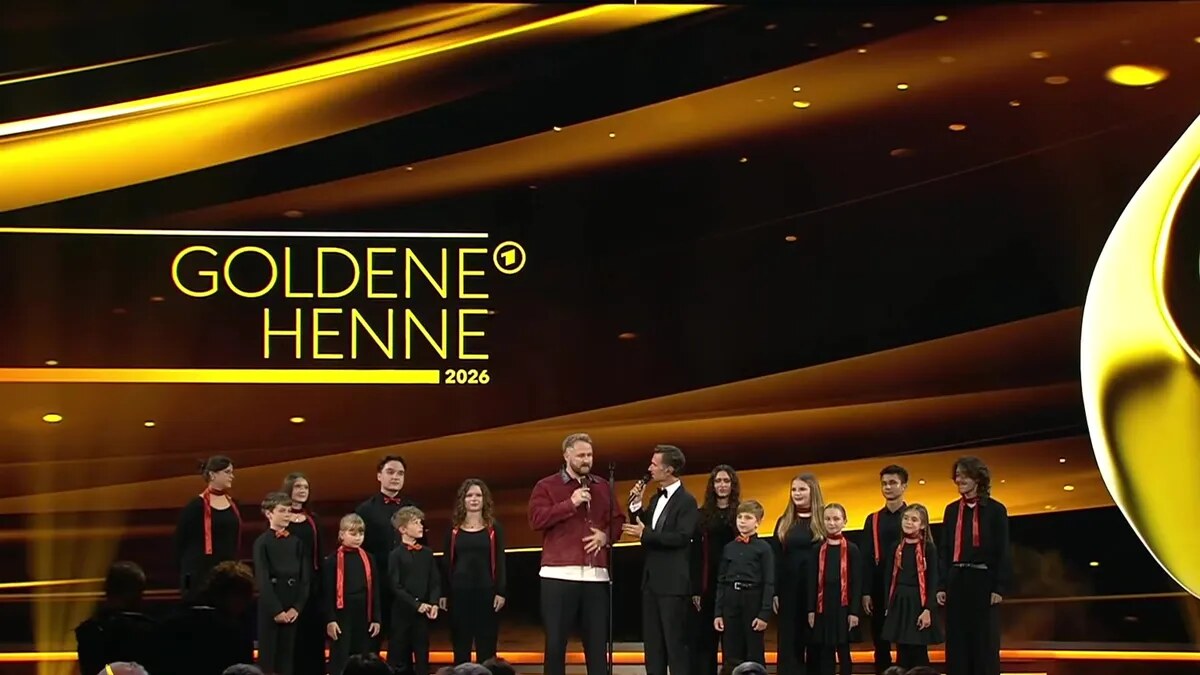 Florian Künstler singt »Stille Kämpfer« bei der Goldenen Henne 2026