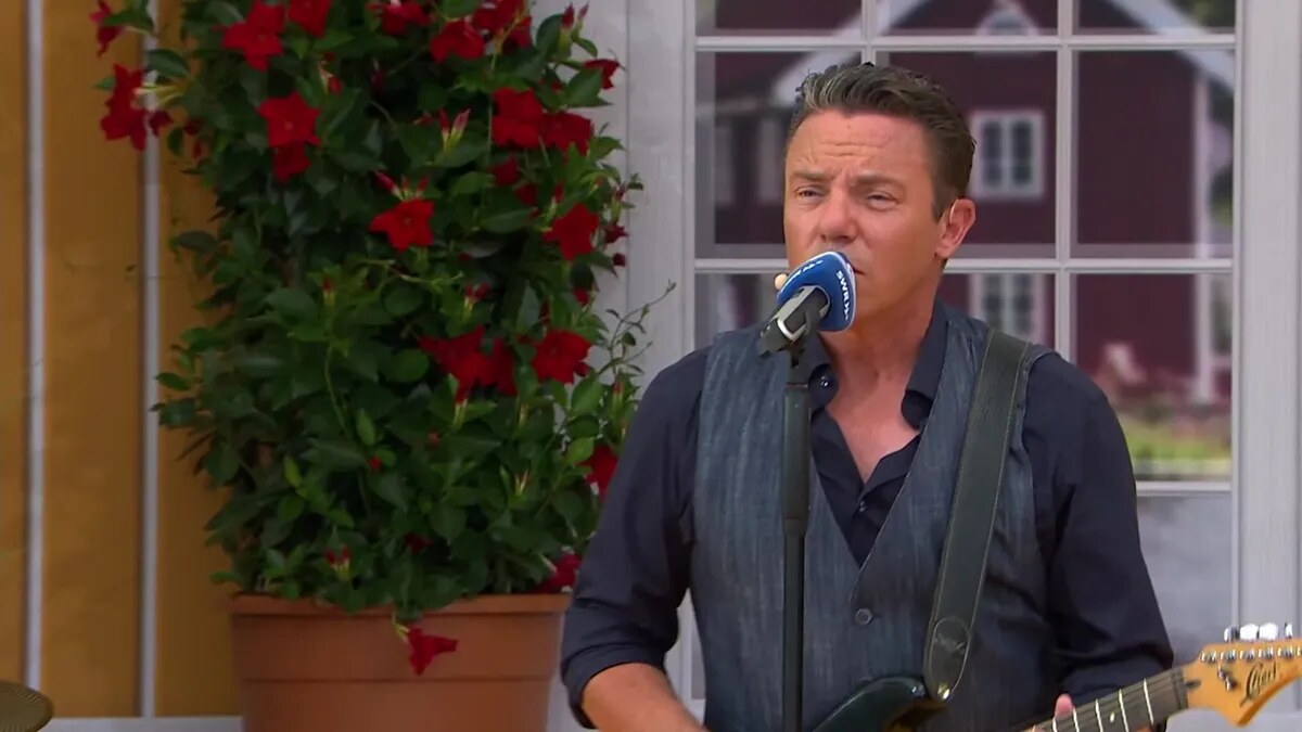 »Immer wieder sonntags« Best of 2026: Stefan Mross singt »Weil i di mog« – mit Gitarre und Band