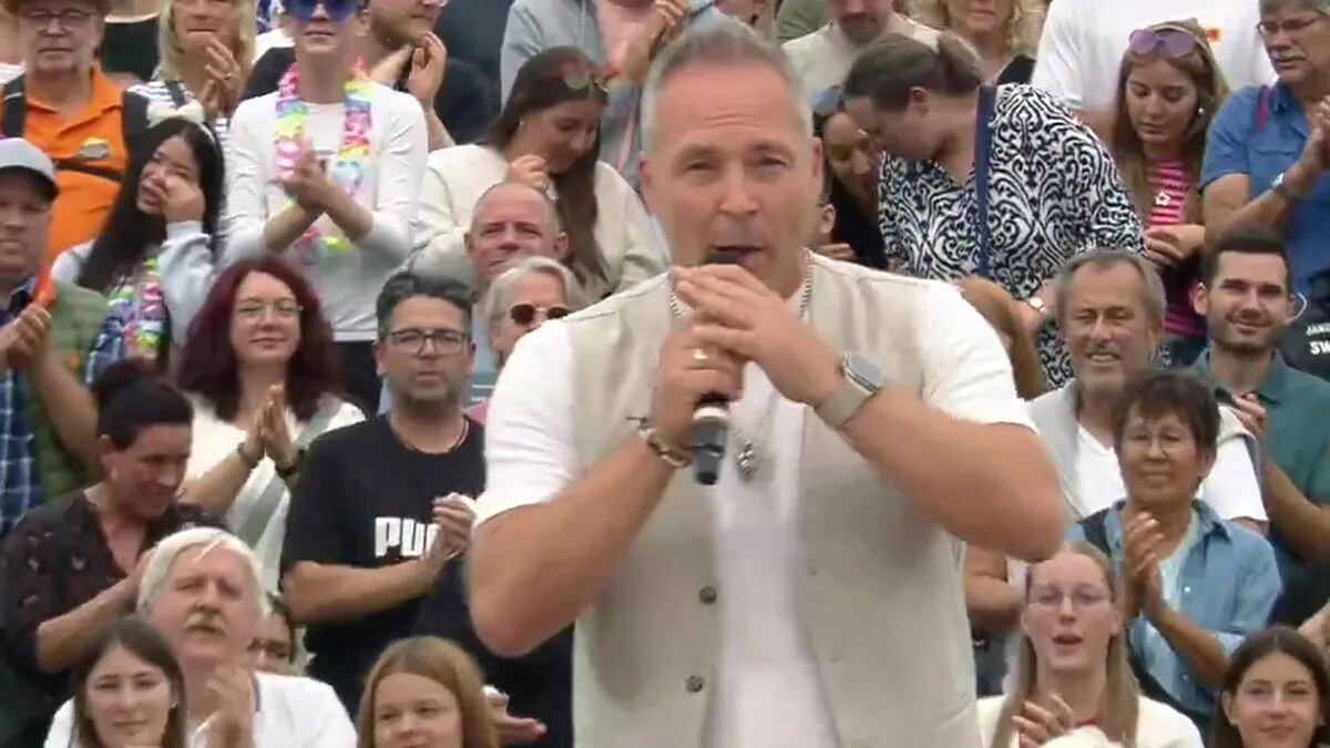 ZDF-Fernsehgarten: Mitch Keller singt »Wahre Helden« mitten im Publikum