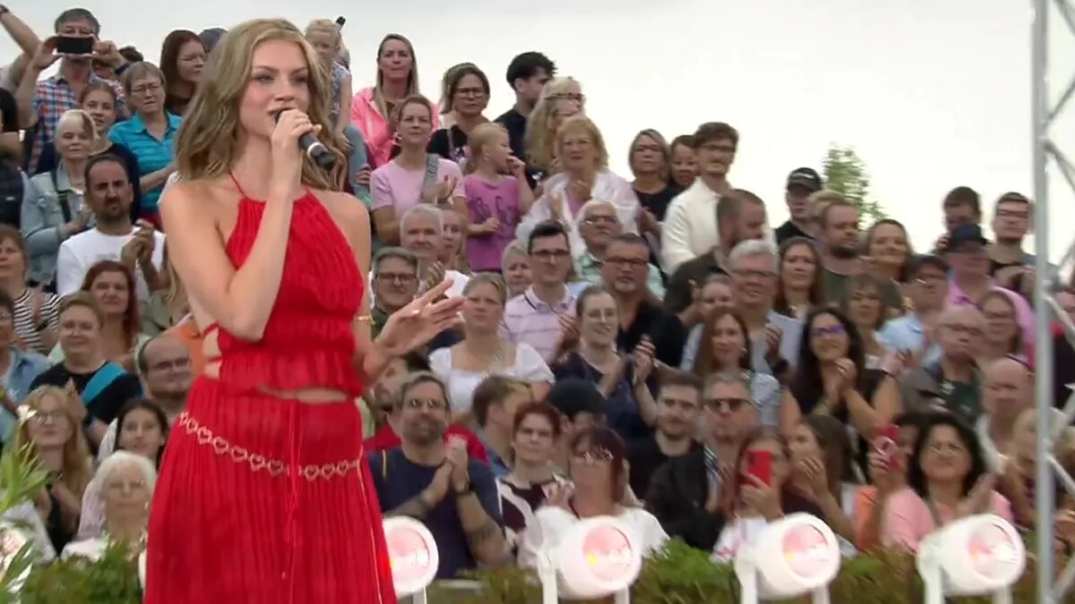 ZDF-Fernsehgarten: Pia-Sophie singt »Ein Kuss ohne Liebe«