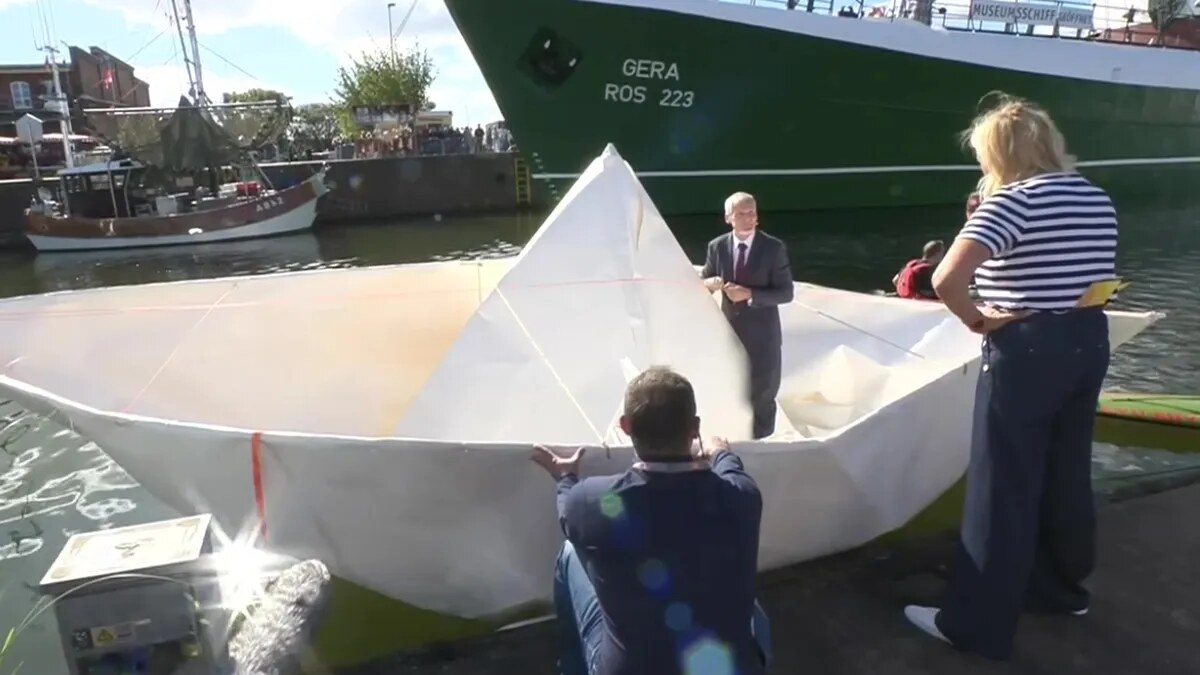 ZDF-Fernsehgarten on tour: Andrea Kiewel sticht im Papierschiff »PS Kiwi« in See