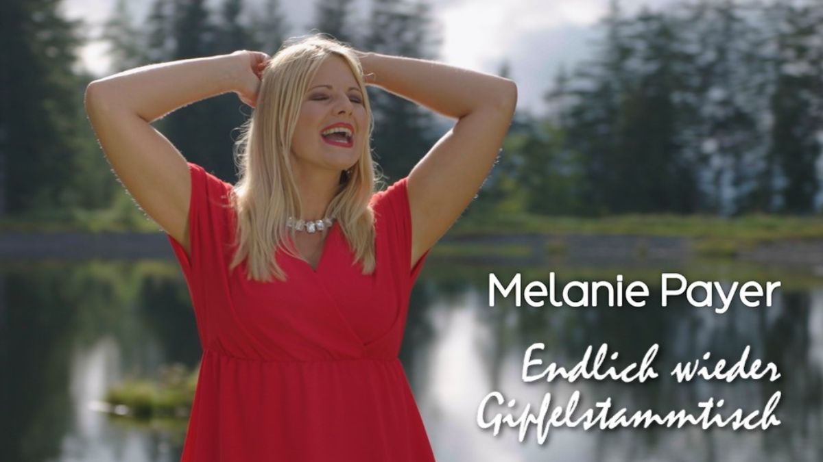 Melanie Payer präsentiert den neuen Song &bdquo;Endlich wieder Gipfelstammtisch&ldquo;